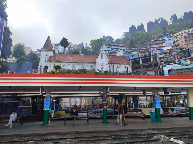 Plantações de chá de Darjeeling ao amanhecer