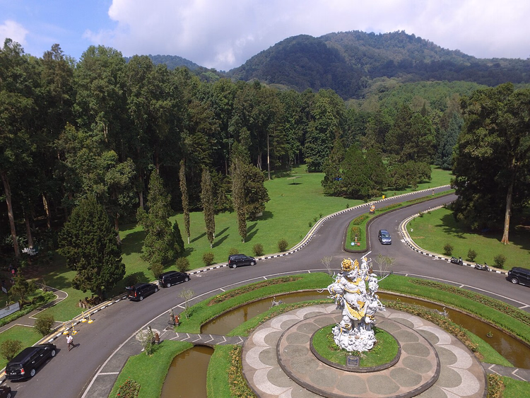 Kumbhakarna-standbeeld bij een vijver in de Bedugul-tuin