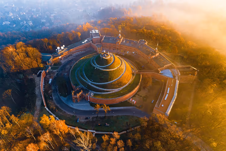 Vue aérienne du tertre Kosciuszko avec le fort et le sentier en spirale