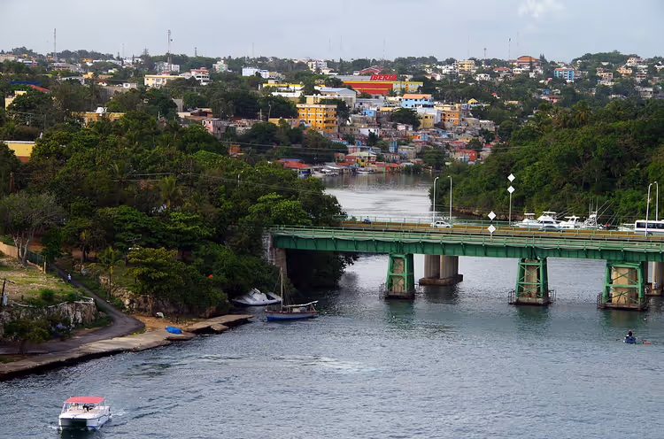 La Romana: rivier, brug en stad op een heuvel