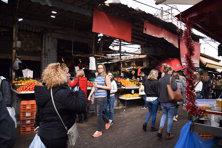 Einkaufende an den Obstständen des Carmel-Markts