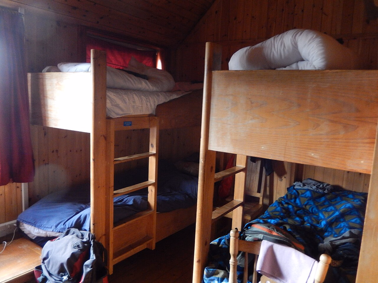 Tosengs tresenger på et hostellrom