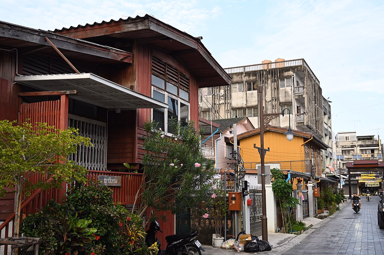 Gamle trehus i en gate i Rayong