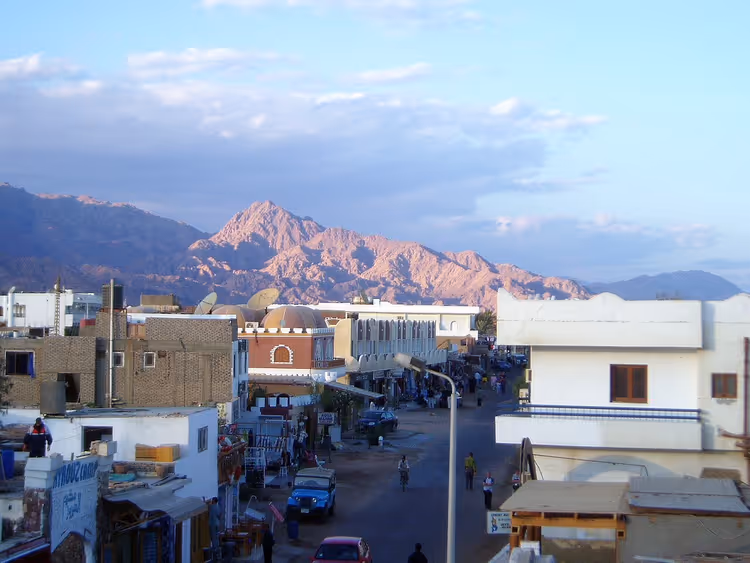 Dahab'ta dağlar ve arabalarla akşam sokağı