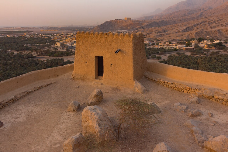 Leirtårn på Dhayah Fort i solnedgang