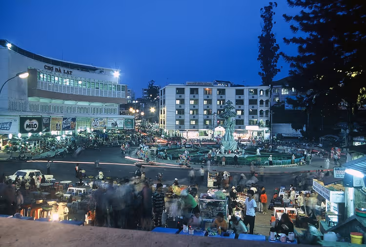 Nachtmarkt van Da Lat met menigte en bord
