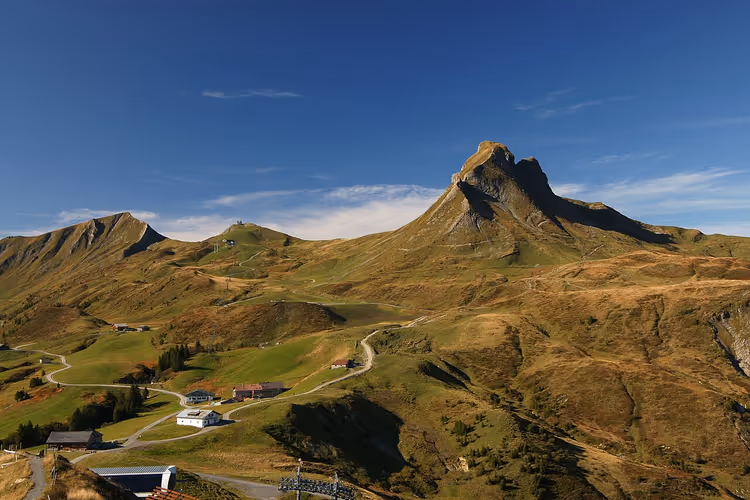 Høstlig fjellandskap i Bregenzerwald med toppen Damülser Mittagspitze