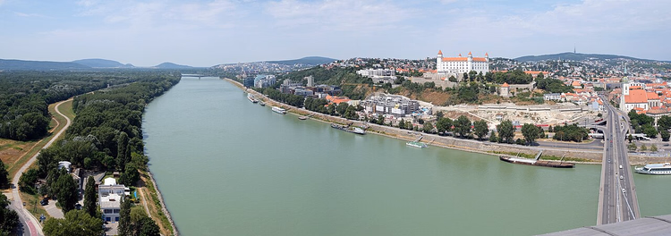 Panorama von Bratislava: Donau, Burg und Dächer der Stadt