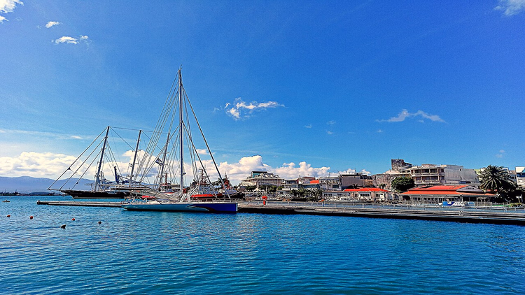 Pointe-à-Pitre limanında yelkenliler
