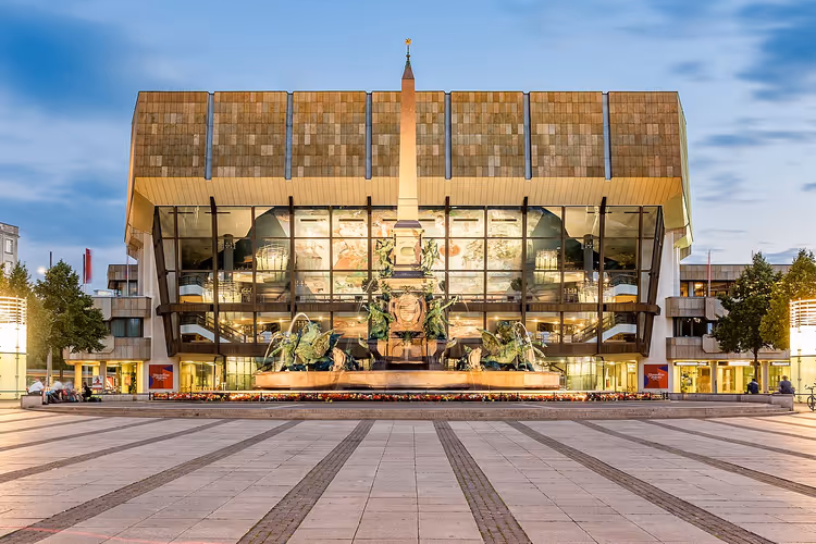 Akşamleyin Gewandhaus konser salonu cephesi ve Mende Çeşmesi