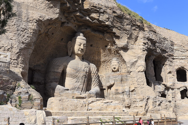 Großer Steinbuddha in einer Felsnische von Yungang