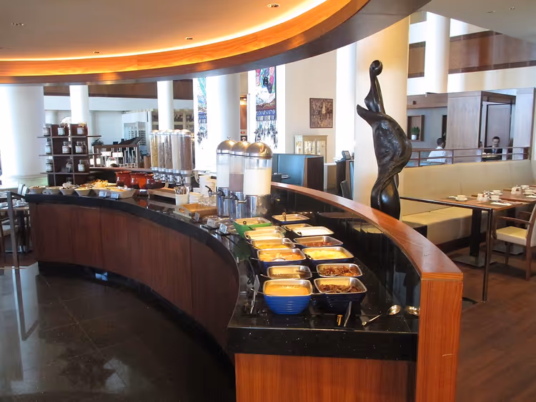 Otel kahvaltısı: yemekler ve masalarla açık büfe