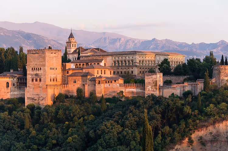Alhambra-Paläste vor der Sierra Nevada