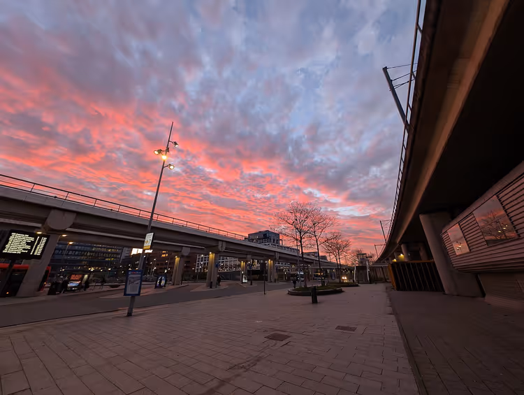 Zonsopgang bij station Amsterdam Sloterdijk met verhoogde sporen