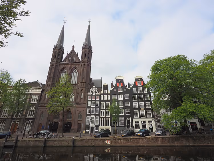 De Krijtberg kirke med to spir ved Singel-kanalen