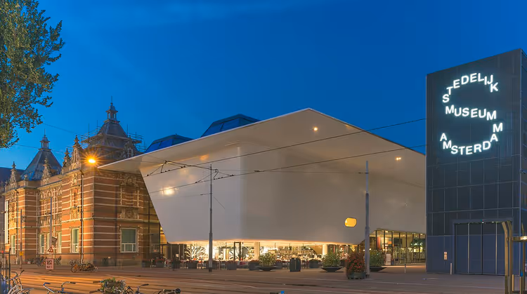 Glassfasaden til Stedelijk Museum og den gamle bygningen