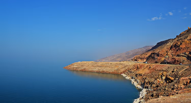 البحر الميت على الساحل الصخري للأردن
