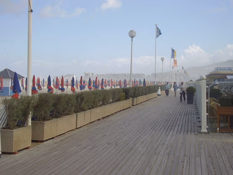 Promenade van Deauville met parasols en vlaggen