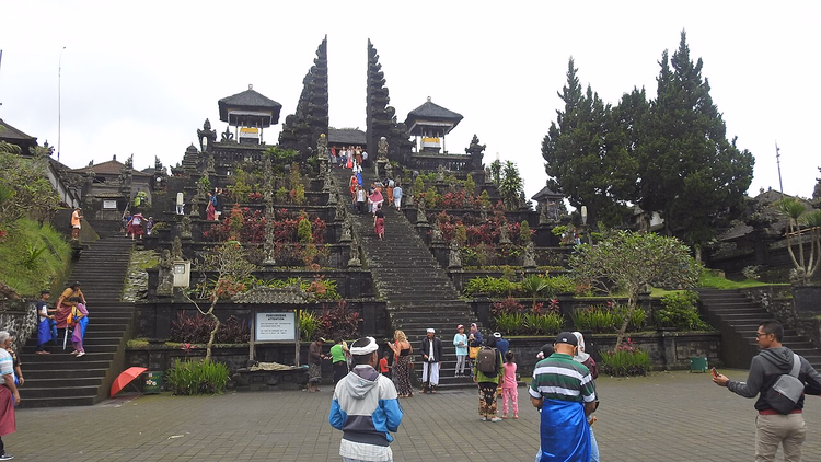 Trappen en gespleten poort van de Besakih-tempel op Bali