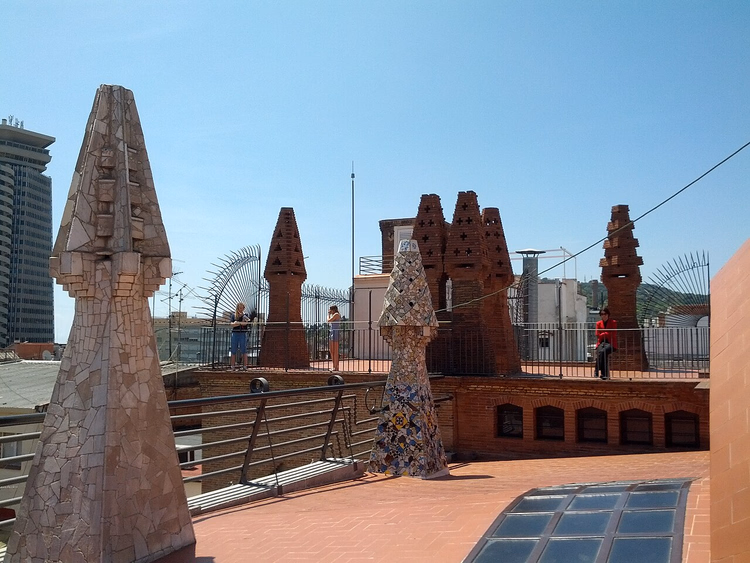 Mozaïek schoorstenen op het dak van Palau Güell