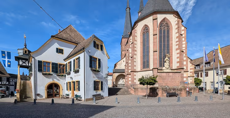 Historisches Rathaus und St.-Ulrichs-Kirche in Deidesheim