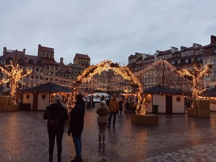 Varşova'nın Eski Şehri'nde dizi ışıklı Noel pazarı