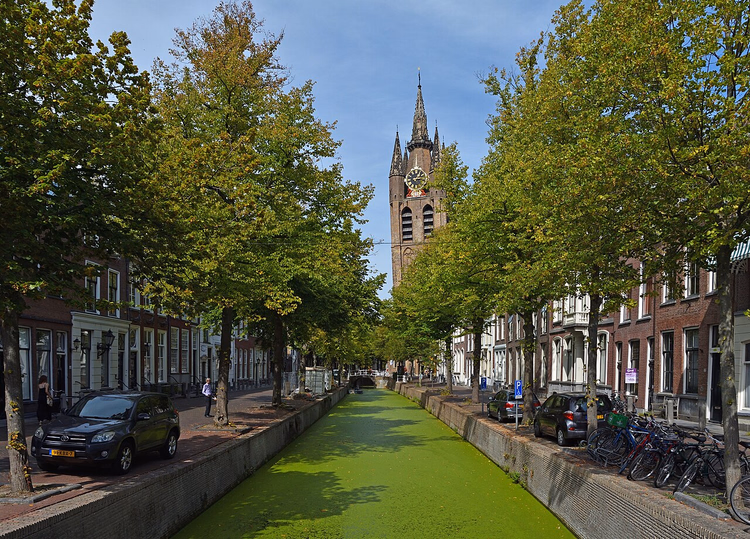 Oude Delft kanalı ve Eski Kilise'nin kulesi