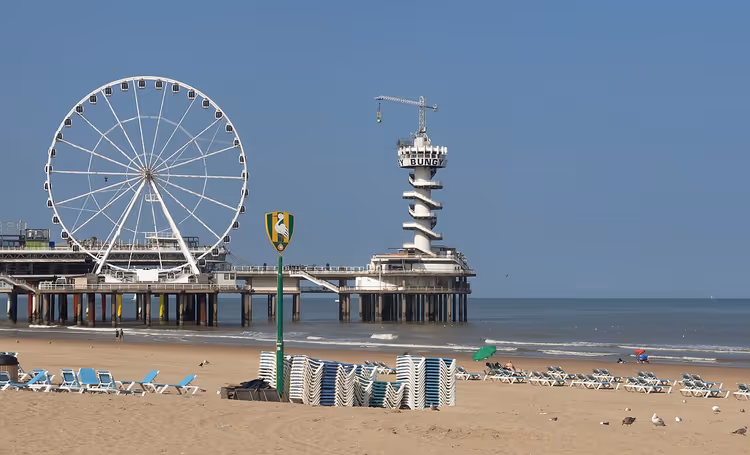 Strand von Scheveningen mit Pier und Riesenrad