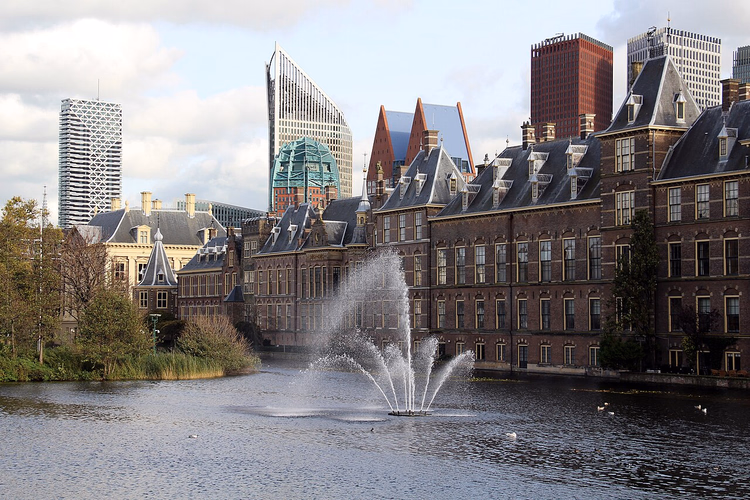 Binnenhof ja Hofvijver-lampi suihkulähteineen Haagissa