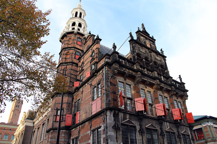 Gamle rådhus i Haag - rød mursteinsfasade med åttekantet tårn og hvit lykt på Groenmarkt