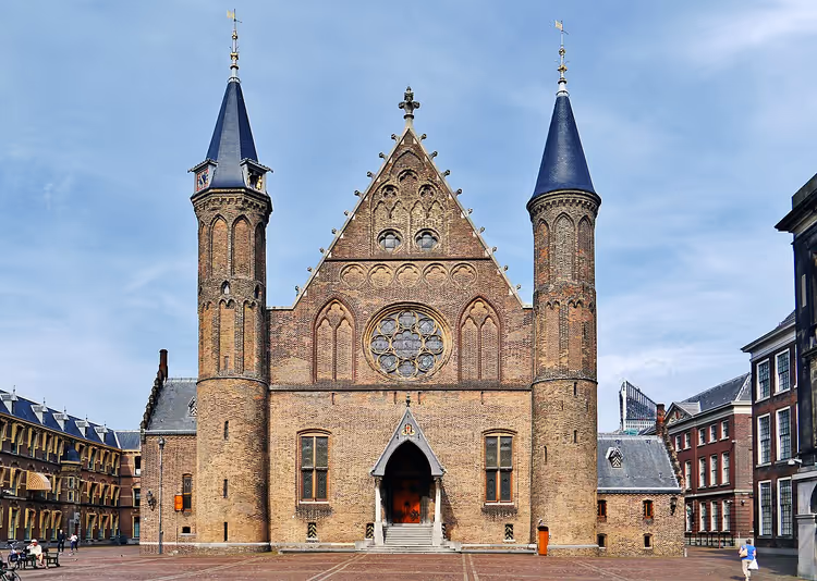 Ridderzaal ved Binnenhof i Haag, sett fra plassen