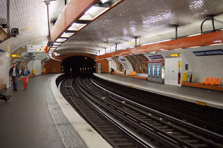 Plattform med spor på metro-stasjonen Denfert-Rochereau