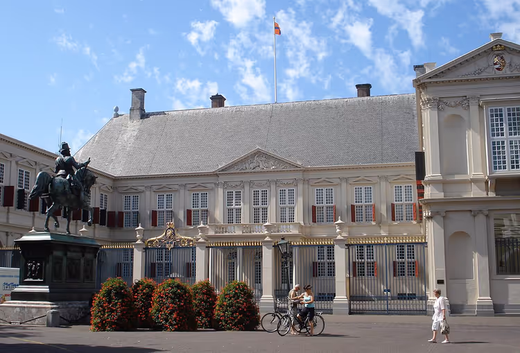 Fasaden til Noordeinde-palasset med rytterstatue
