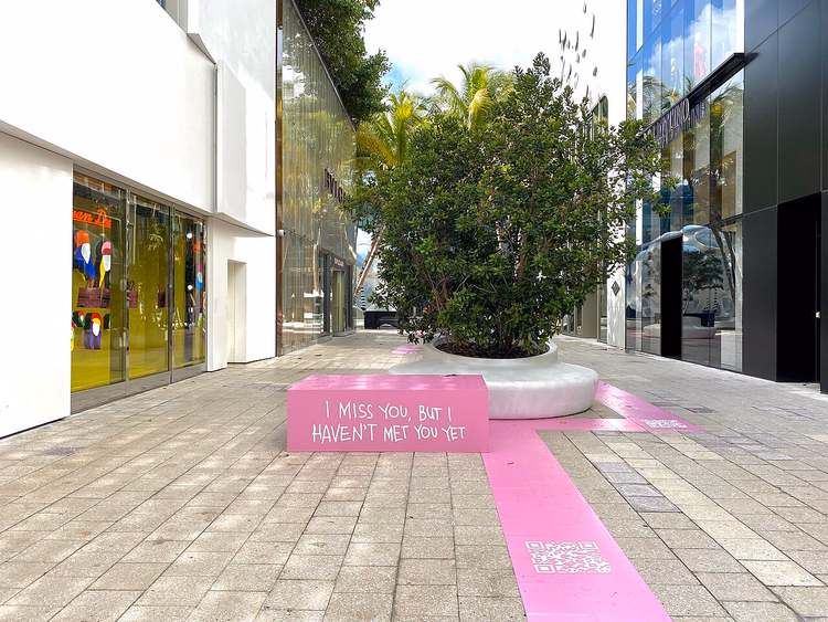 Rue piétonne avec boutiques et une installation rose