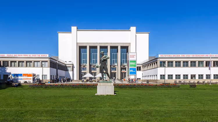 Bâtiment du Musée allemand de l'hygiène, statue devant la façade