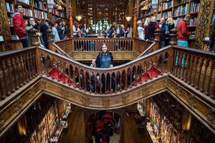 Besøkende på den utskårne trappen i Lello-bokhandel