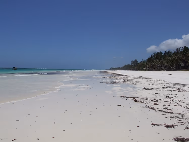 Hvit sand og turkisblått hav ved Diani Beach