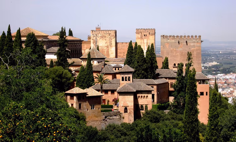 Nasridenpaläste und Alhambra-Türme zwischen Zypressen