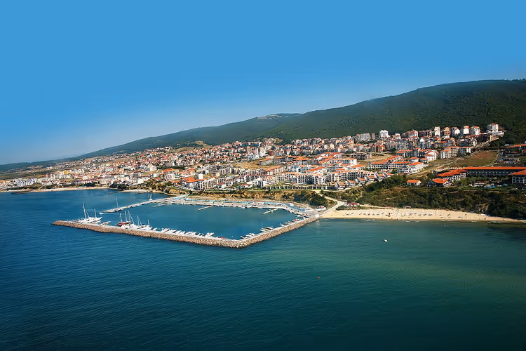 Panorama van resort Sveti Vlas met jachthaven en strand