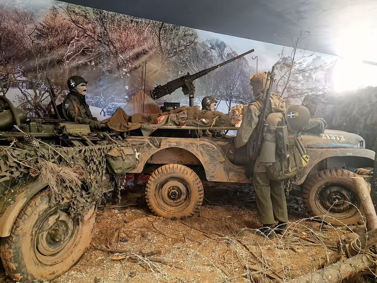 Diorama med en jeep og soldater i Krigsmuseet