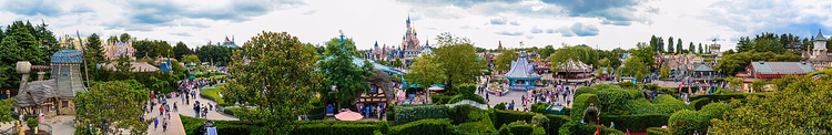 Panorama van Fantasyland met het Kasteel van Doornroosje