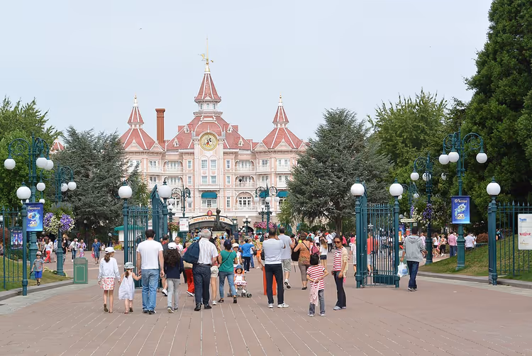 Touristenandrang am Eingang von Disneyland Paris