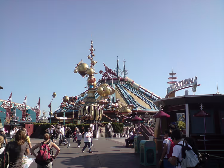 Discoveryland in Disneyland met een stoomkanon