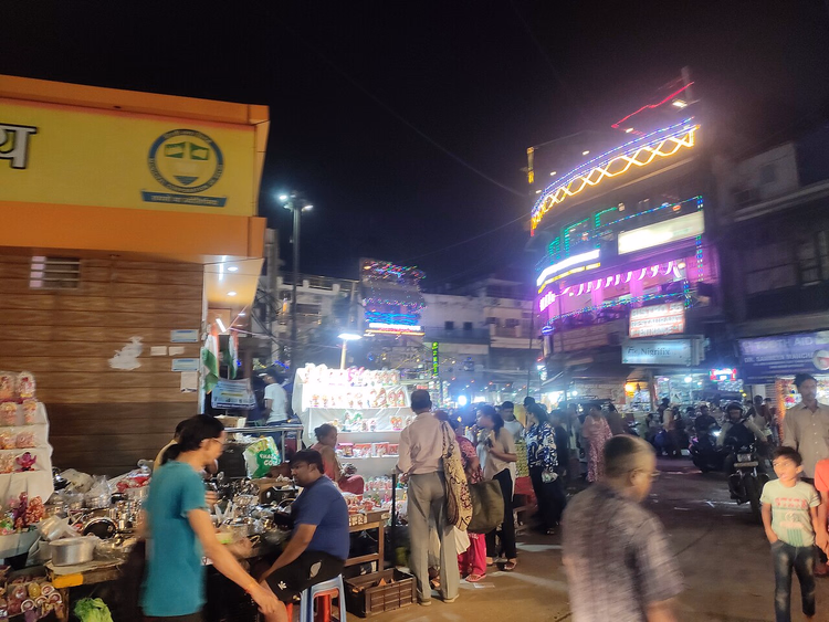 Il bazar serale di Paharganj con le luci delle feste