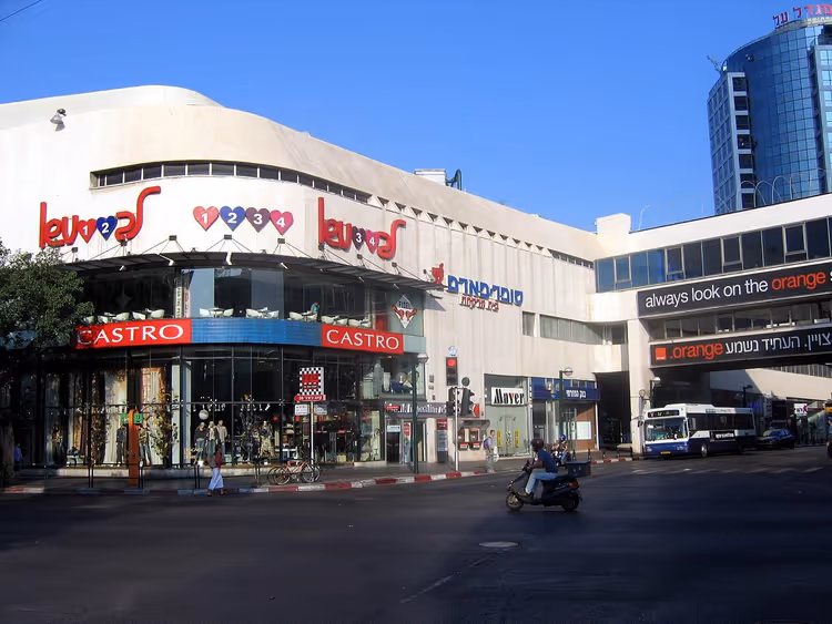 واجهة مركز ديزنغوف بلافتات كاسترو وأورنج