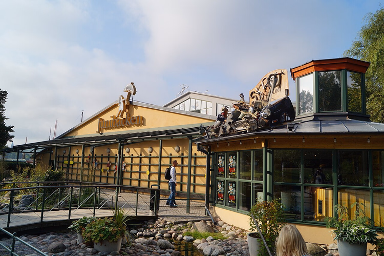 Вход в детский музей Junibacken с мостиком