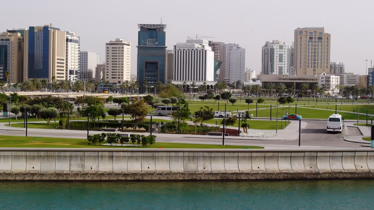 كورنيش الدوحة على الواجهة المائية مع ناطحات السحاب