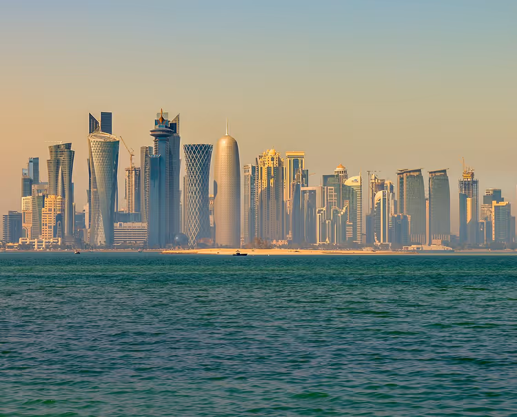 Morgenpanorama av Dohas skyline fra bukten
