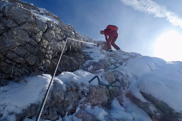 Снежный скальный гребень, трос и скоба via ferrata