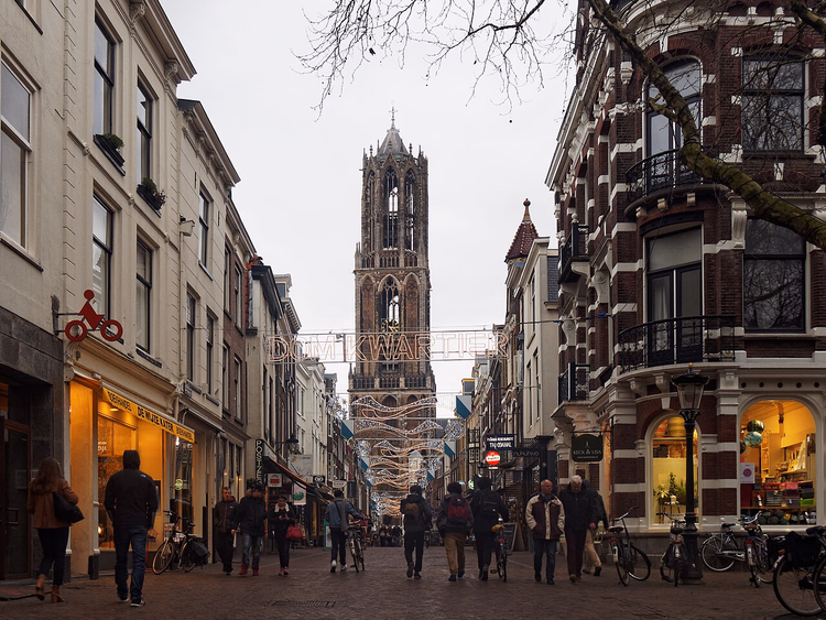 Domtårnet over en handlegate i Utrecht